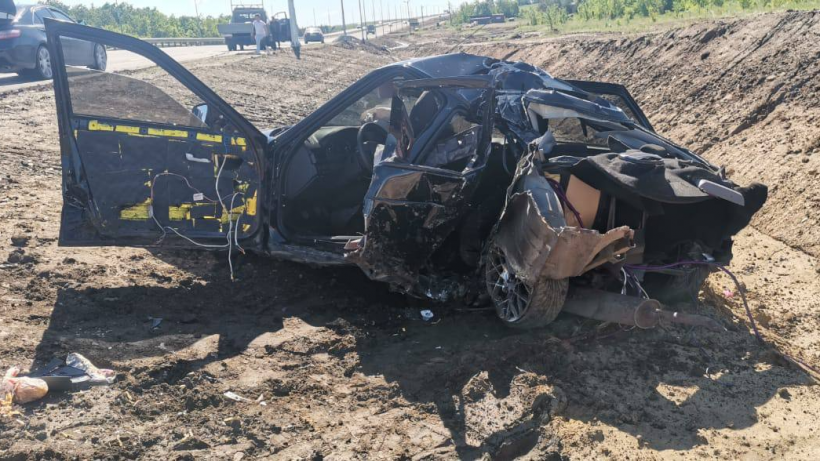 На трассе под Саратовом Приора врезалась в столб и вылетела в кювет. Водителя госпитализировали