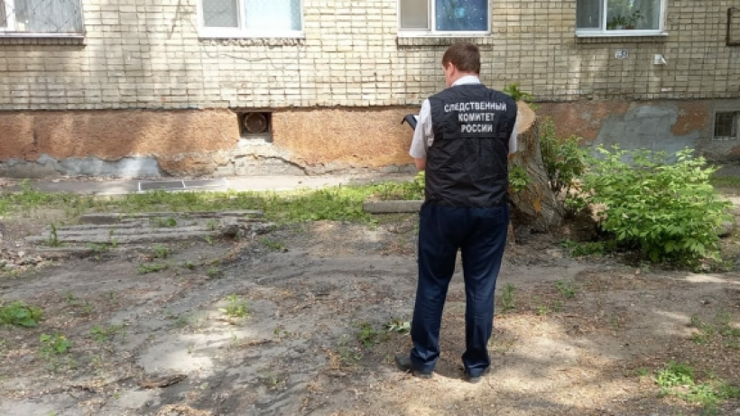 В Саратове двухлетний мальчик выпал из окна на пятом этаже