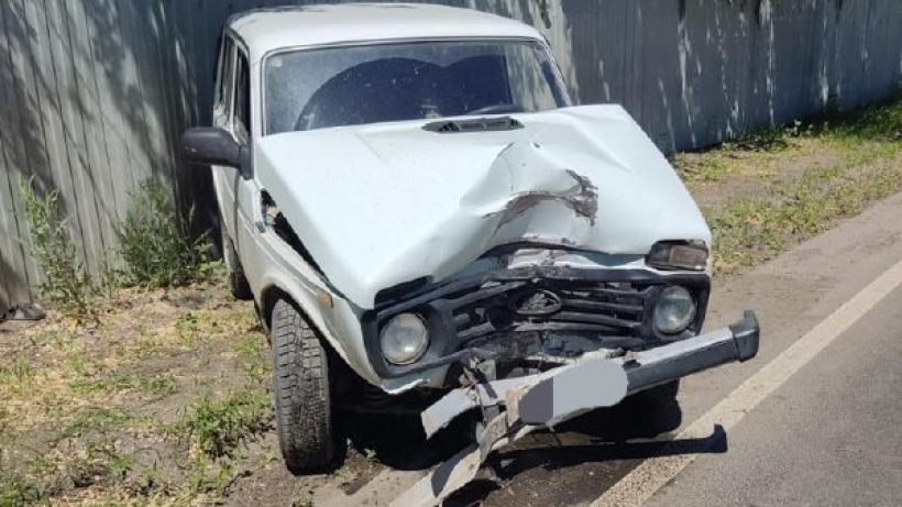 На трассе в Балаковском районе Нива врезалась в столб. Водитель в больнице