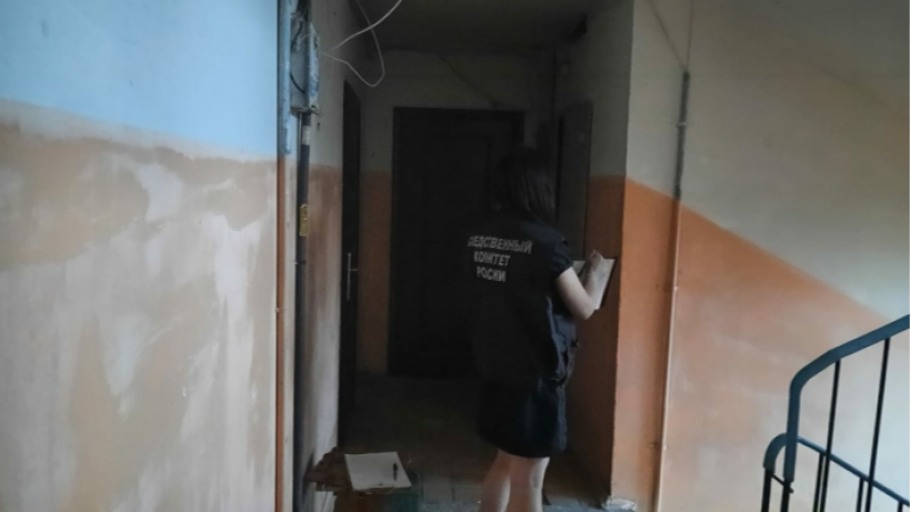 На лестничной площадке в саратовской многоэтажке умерла молодая женщина