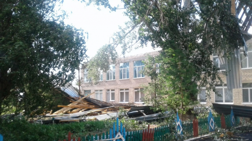 В поселке Питерского района сильный ветер сорвал крышу школы
