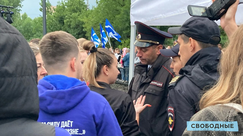 На открытии стелы Город трудовой доблести саратовчанки с бокалами привлекли внимание полиции