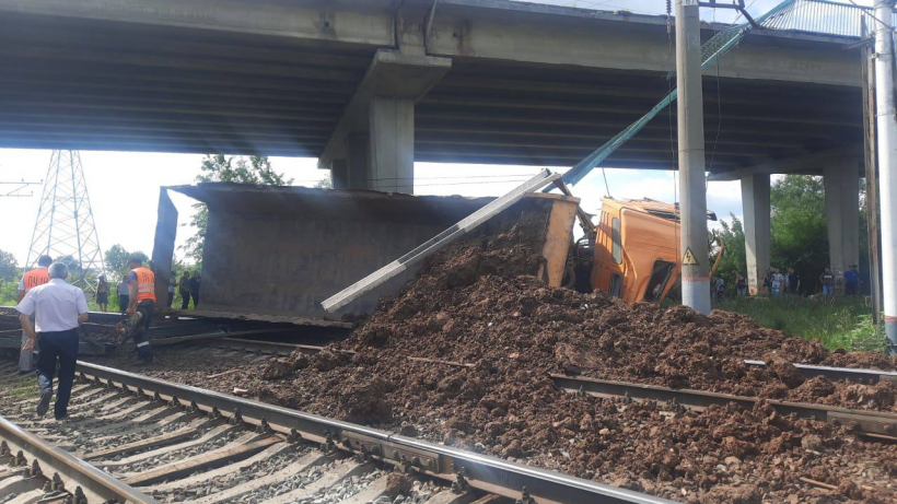 Из-за ДТП на мосту в Энгельсе остановлено движение поездов