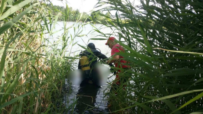 Под Саратовом водолазы достали из пруда тело подростка