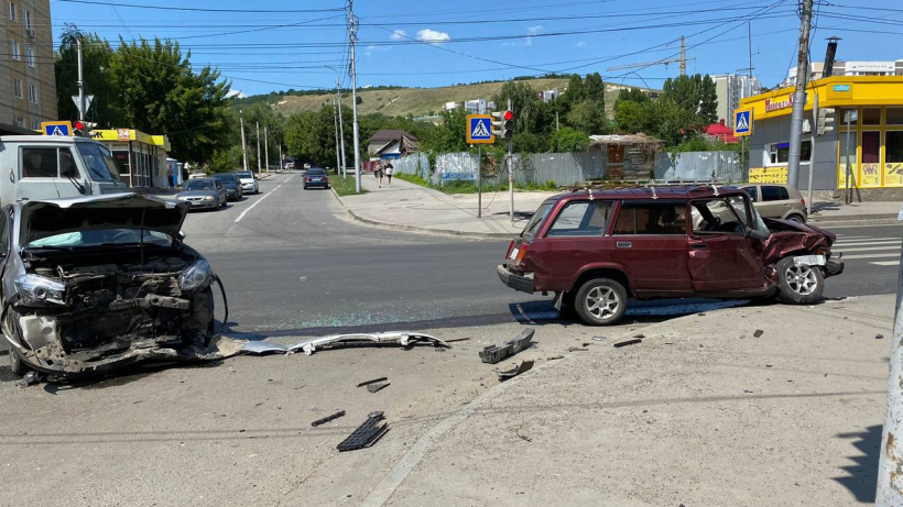 Пассажирка Ниссана пострадала в ДТП с четверкой на Большой Садовой