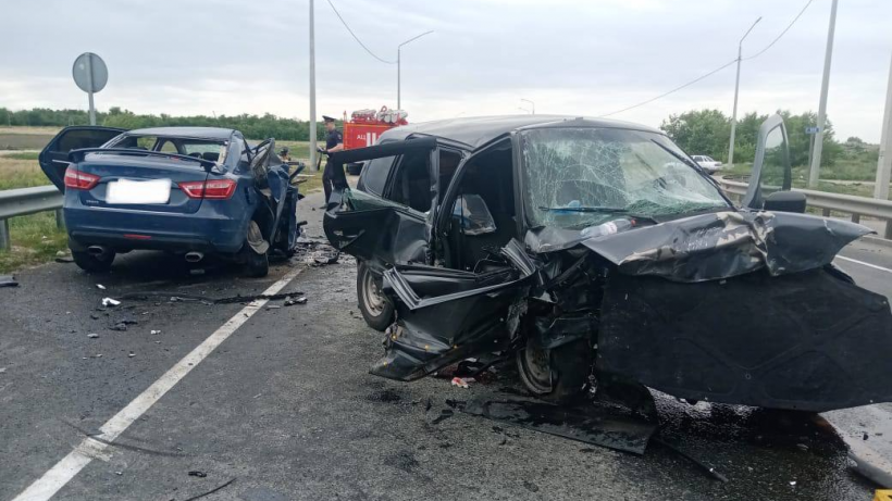 В результате аварии на трассе у Вольска погиб водитель Весты