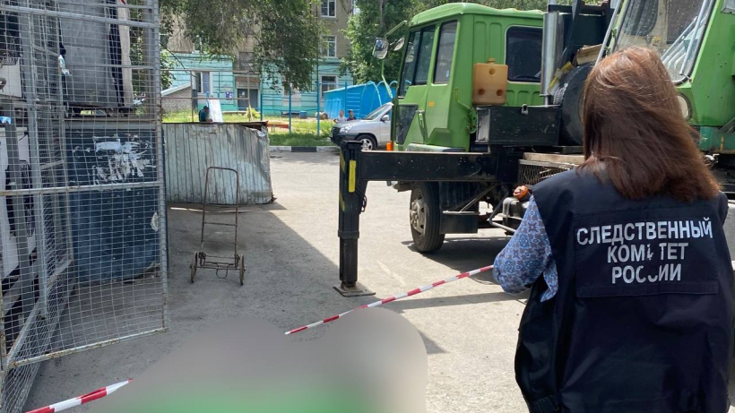 В Саратове рабочий рухнул с люлькой автокрана и погиб