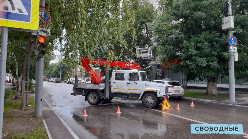 В Саратове перекрыли центральную улицу ради опиловки деревьев