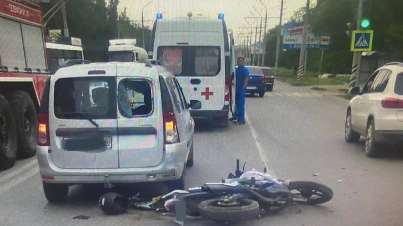 В Энгельсе водитель Гранты сбил мотоциклиста