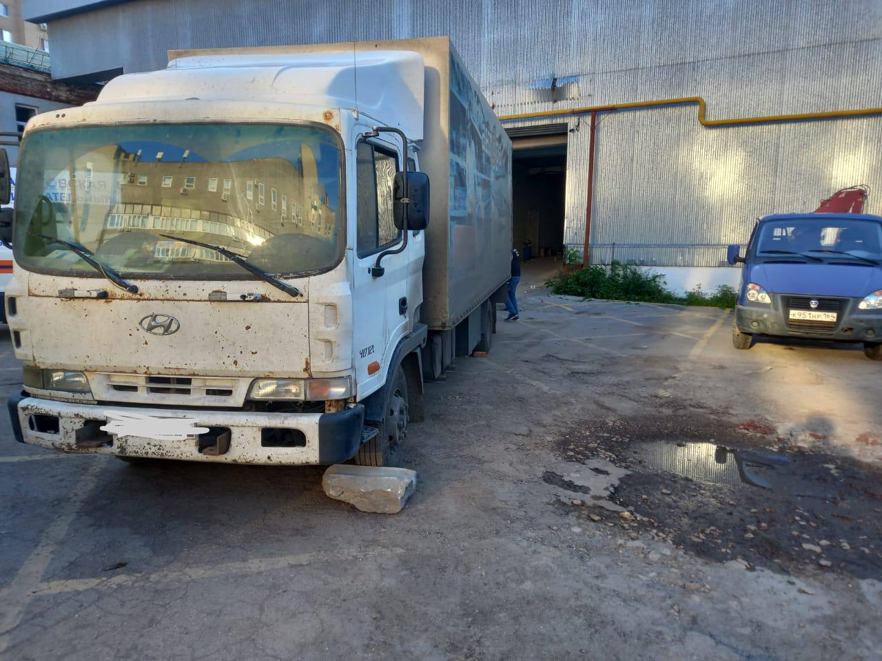 В Саратове водитель грузовика погиб из-за незакрепленного при разгрузке автомобиля