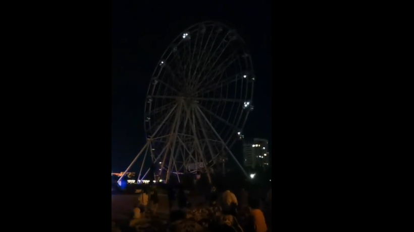 В парке Волгограда встало чертово колесо вместе с людьми