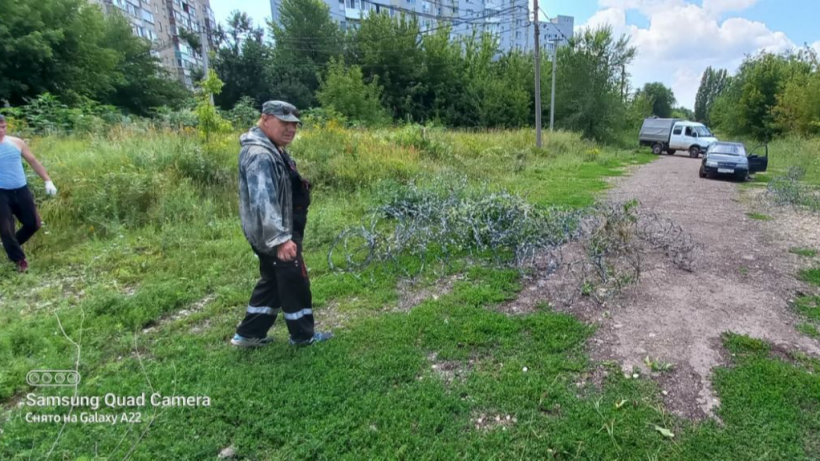 Прокуроры заставили убрать колючую проволоку из саратовского парка Свободы