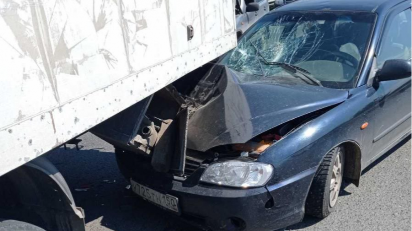 В Саратове водитель иномарки врезался в припаркованный грузовик