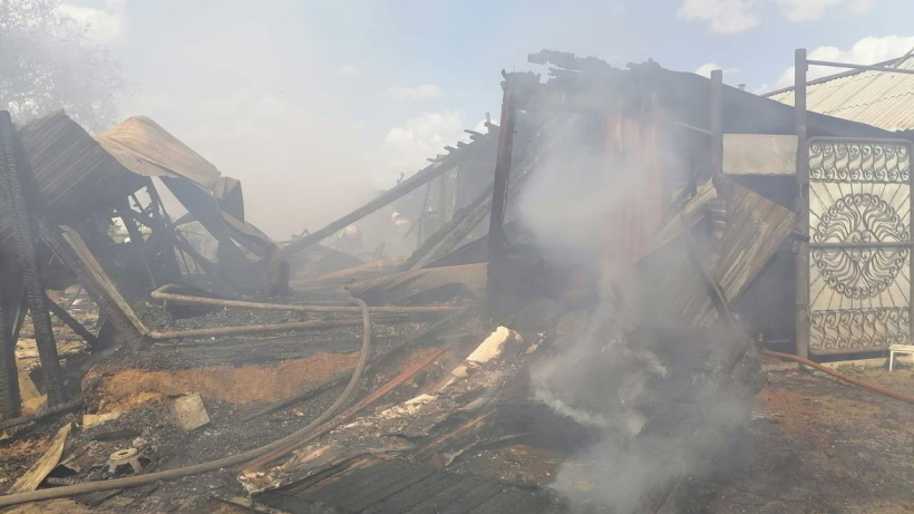 В Пугачеве пожар уничтожил два жилых дома