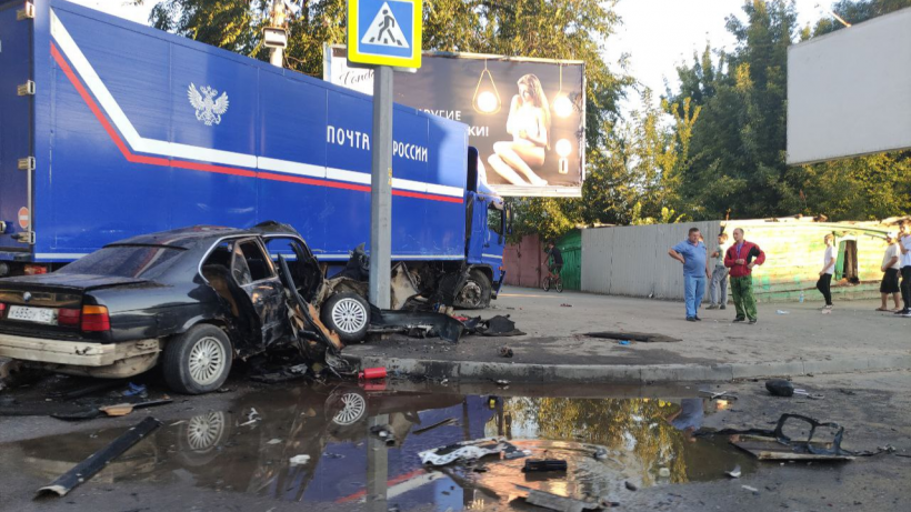 В центре Саратова произошла смертельная авария. Три человека погибли, еще четверо оказались в больнице