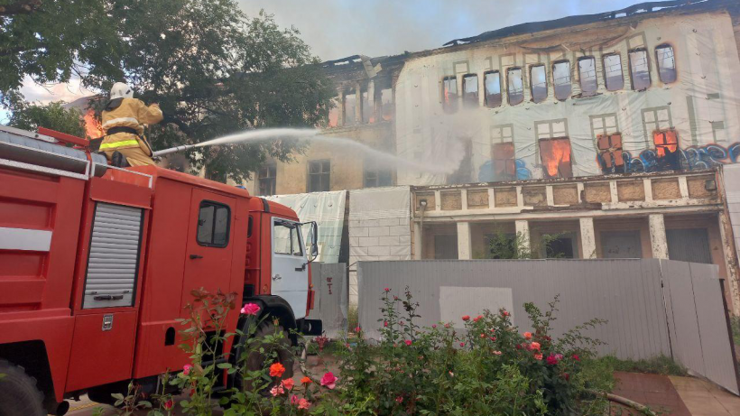 В Энгельсе догорает объект культурного наследования регионального значения, в котором бывали Гагарин и Раскова. Видео
