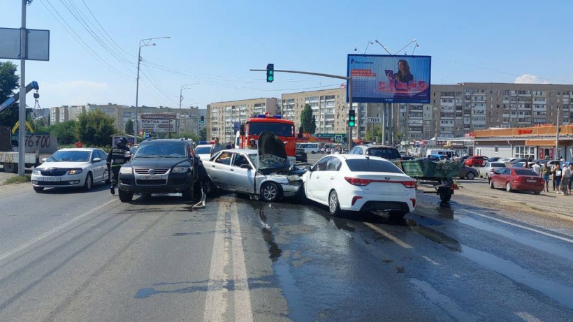 ДТП на Усть-Курдюмской. В больницу попали четверо мужчин и женщина