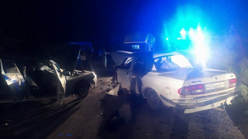 В Саратове столкнулись ВАЗ и Волга. Пострадали три человека
