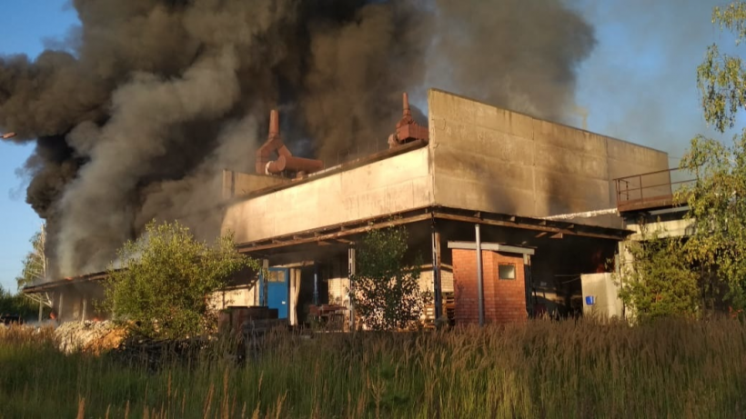 На казанском заводе в результате крупного пожара обрушилась крыша здания