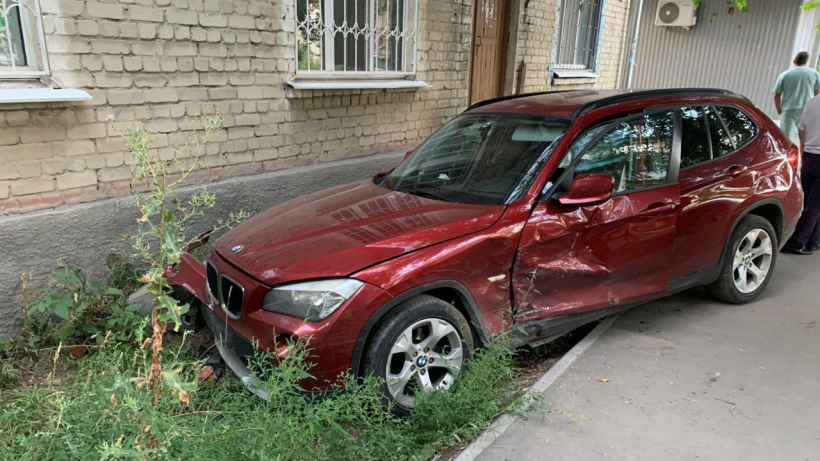 В Саратове женщина на BMW врезалась в Калину