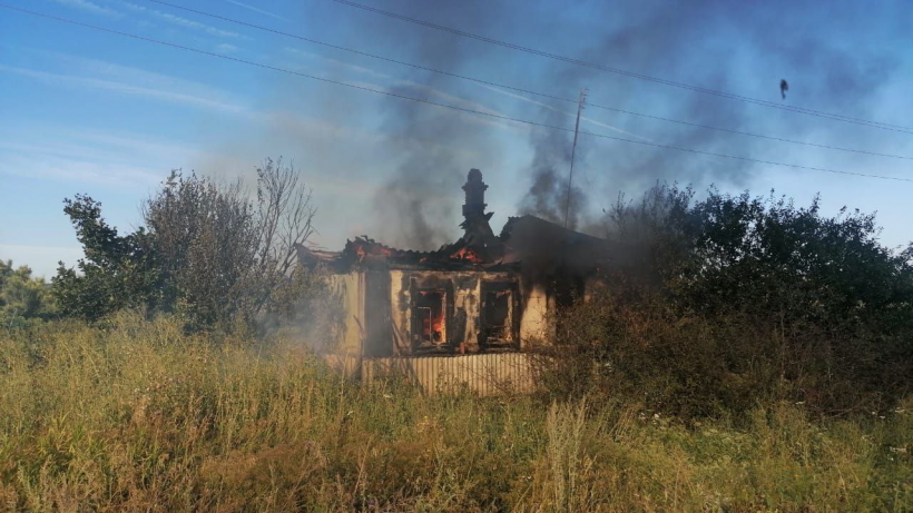 В селе под Новыми Бурасами загорелся дом с хозяином внутри. Мужчине удалось выбраться