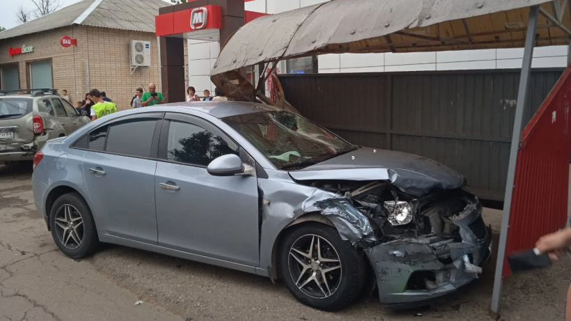 В Аткарске иномарка протаранила автомобили и автобусную остановку. Два человека в больнице