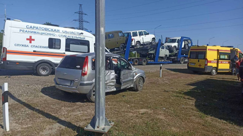 Пассажирка Форда пострадала после столкновения с автовозом на трассе в Саратове