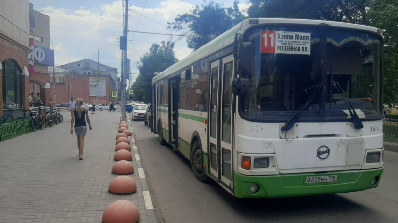 В Саратове пожилая пассажирка упала в автобусе 11 и попала в больницу