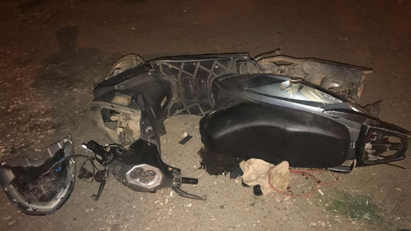 В Энгельсе водитель скутера попал в больницу после столкновения с бетонными блоками