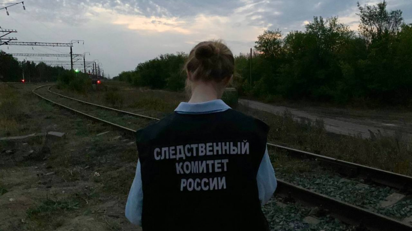 На железнодорожной станции под Саратовом металлическая труба придавила ноги подростку