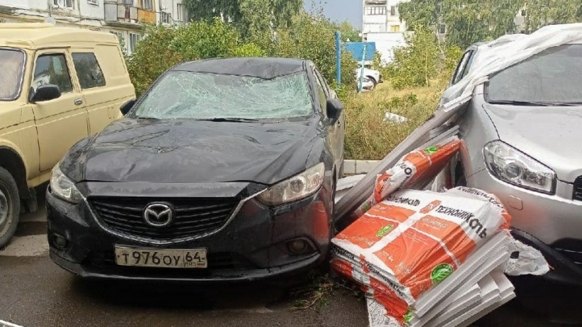 В Красноармейске сброшенные ураганом стройматериалы разбили Мазду