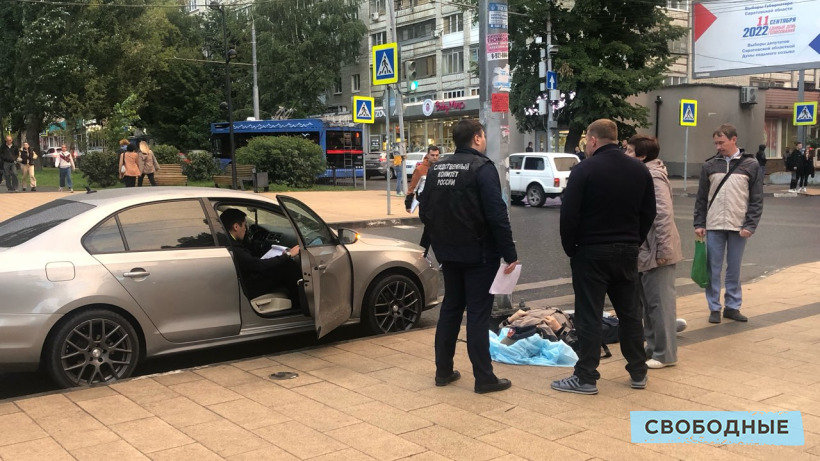 В центре Саратова умер катавшийся на самокате человек с темной кожей