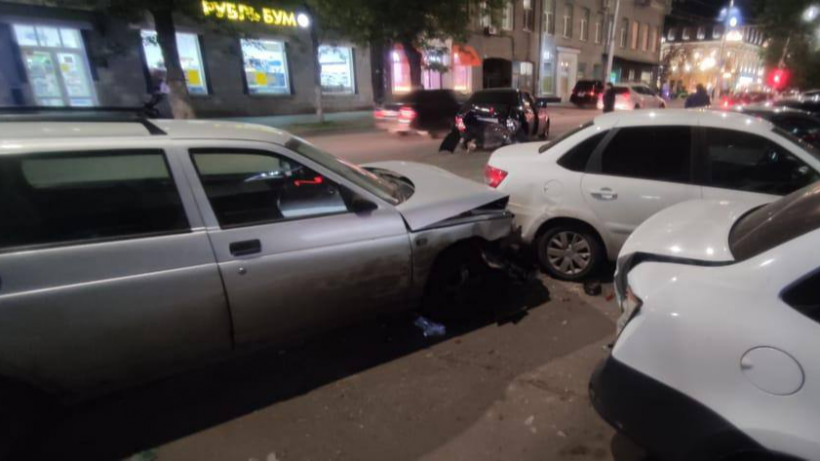 В центре Саратова водитель Лады протаранил пять автомобилей. Пострадала женщина