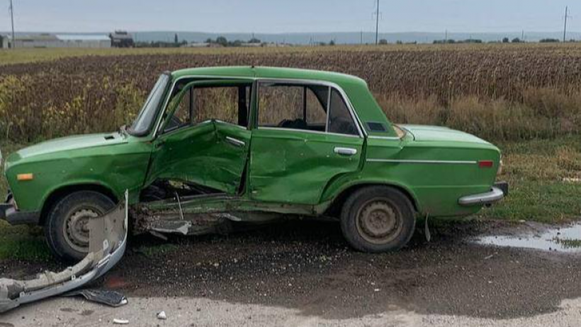 В результате аварии под Марксом пострадали две девушки на шестерке