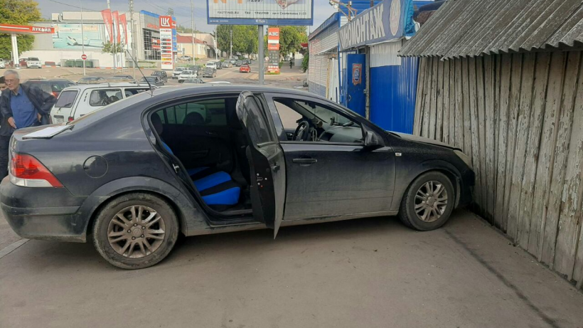 В Саратове водитель иномарки умер за рулём и устроил аварию