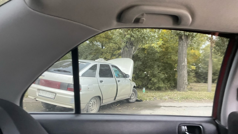 В Саратове водитель пятнадцатой не справился с управлением и протаранил дерево