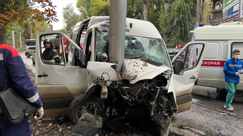 В Саратове маршрутное такси врезалось в столб. Пострадали 14 человек