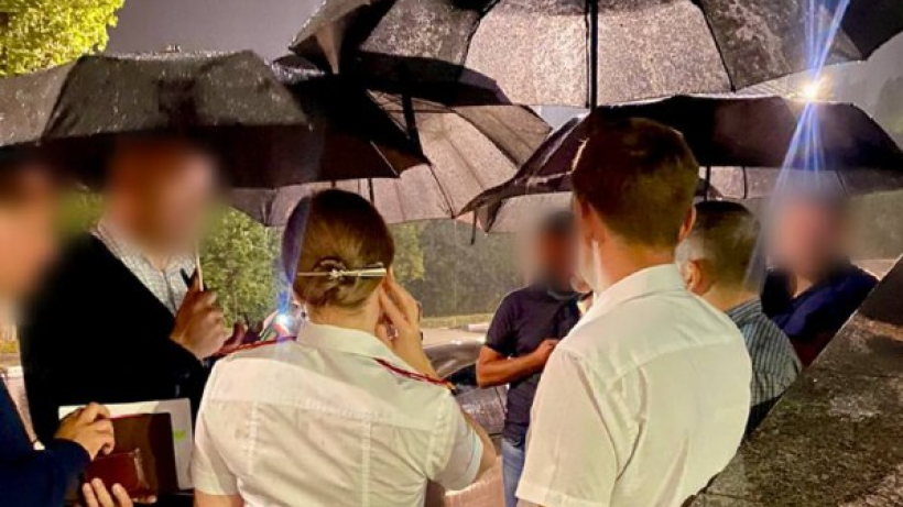 Саратовского инспектора ГИБДД подозревают в получении взятки