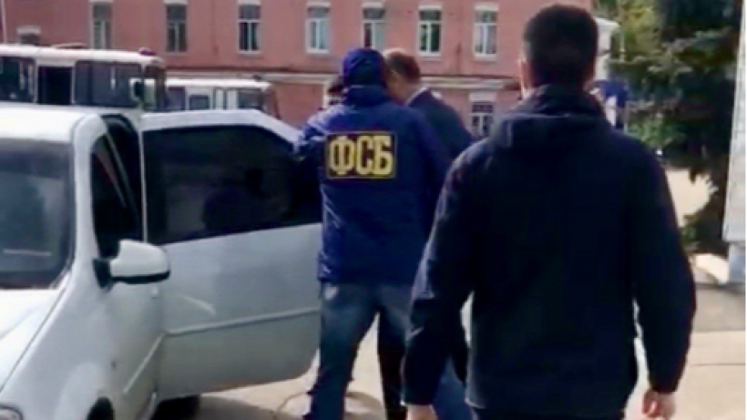 Приятеля полицейского, задержанного за взятку в 3 миллиона рублей, подозревают в мошенничестве