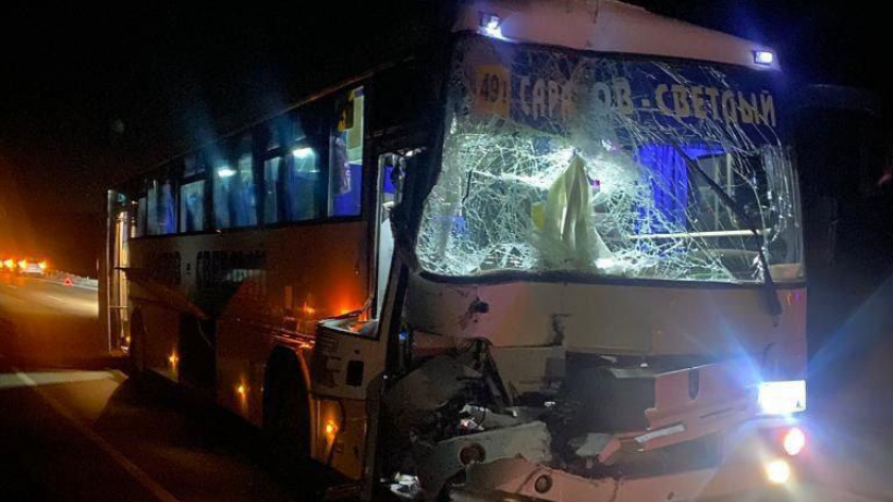 В Саратове междугородный автобус врезался в КамАЗ. Пять человек пострадали