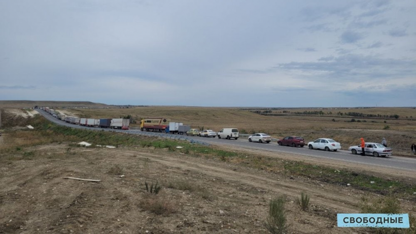 В Саратовской области очередь из машин на границе с Казахстаном растянулась на шесть километров