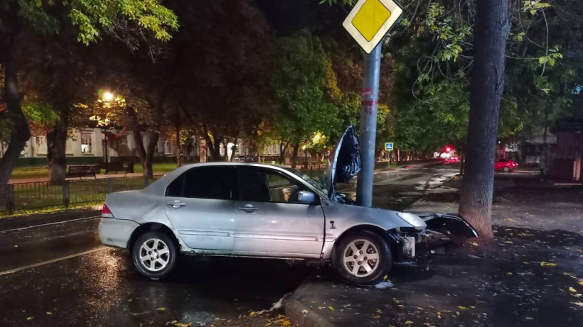 Ночью молодой саратовец на Mitsubishi врезался в столб и попал в больницу