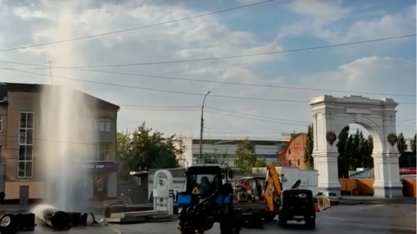 У Триумфальной арки в Саратове снова забил коммунальный фонтан