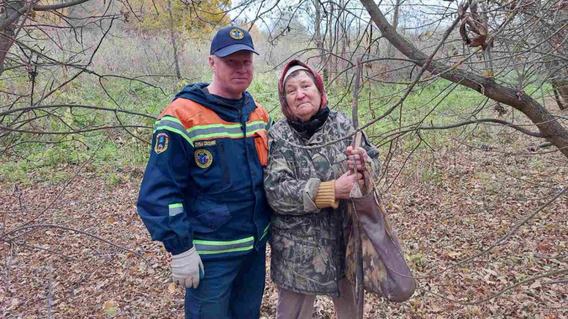 Спасатели нашли в лесу заблудившуюся пенсионерку, ушедшую за грибами