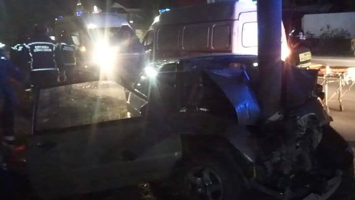 В Саратове водитель тринадцатой протаранил столб. Несовершеннолетняя оказалась в больнице