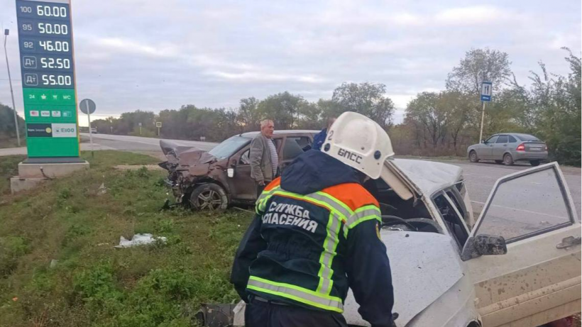 Утром в столкновении Рено и Лады под Балаковом погиб водитель