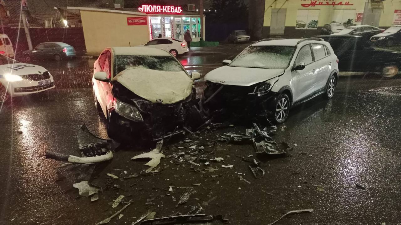 В Саратове водитель Киа скончался за рулем и спровоцировал ДТП с пострадавшими