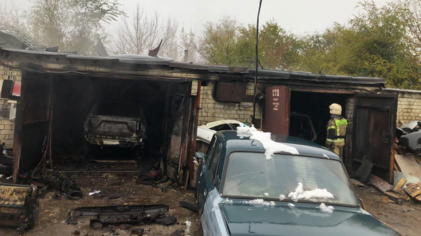В Саратове загорелись пять гаражей с двумя автомобилями