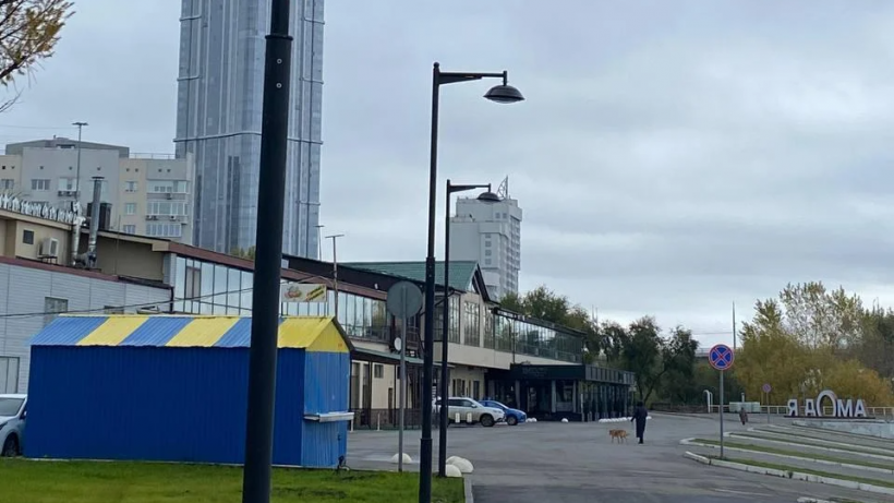 На отремонтированном участке Набережной Космонавтов появились новые фонари