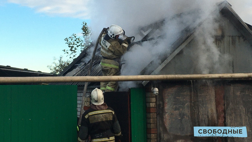 В селе под Татищевом огонь уничтожил гараж и иномарку. Пожарные спасли 20 собак